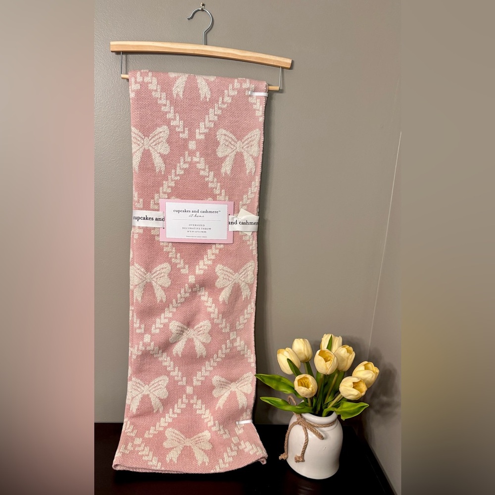 NEW Cupcakes and Cashmere oversized pink bows throw Blanket